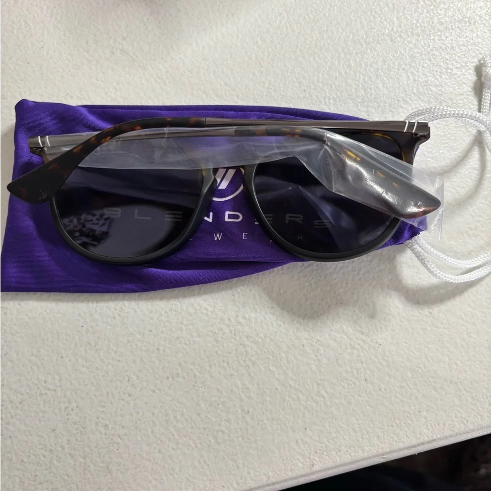 Blenders Eyeware Sahara Dust Matte Tortoise Polarized Sunglasses - Picture 6 of 6